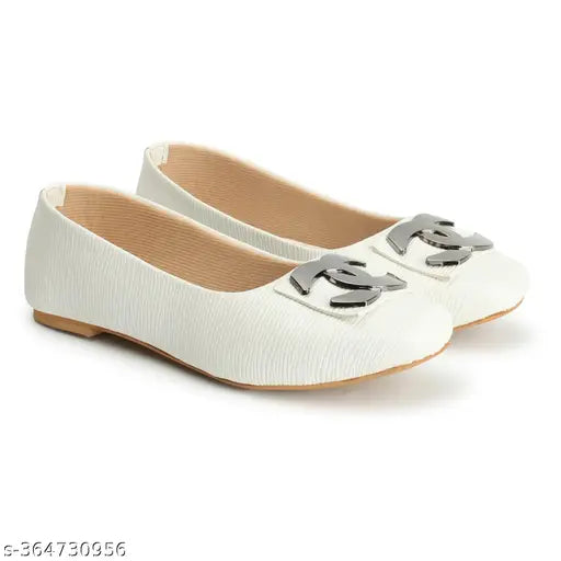 White synthetic buckle fitted flats for bellies, perfect for any outfit or occasion. TPR sole available in sizes IND-2 to IND-8, made in India