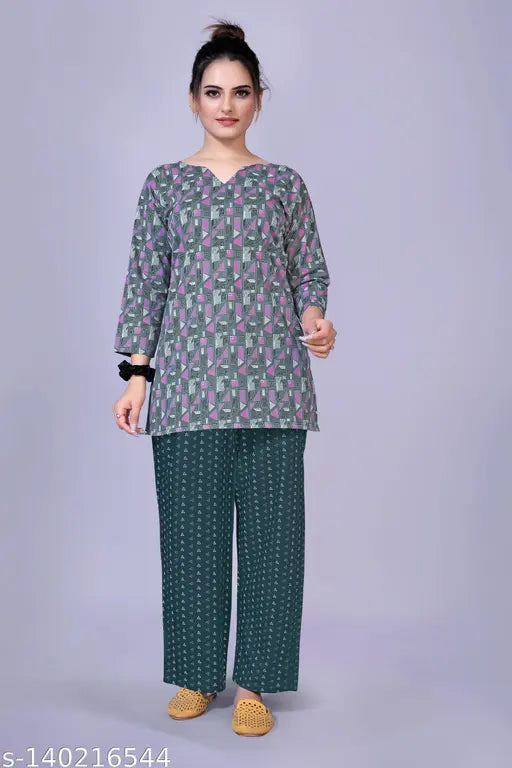 100% pure cotton nightsuit with printed pattern, ideal for relaxation and comfort in sleepwear. Elastic and drawstring waist, great as a gift for women. Made in India