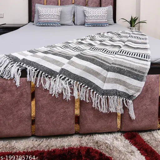 Multicolored cotton throw blanket for sofa bed, features tassels at ends