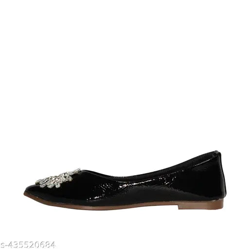 Black high-heeled flat shoes with a shiny surface and diamond embellishments on the front