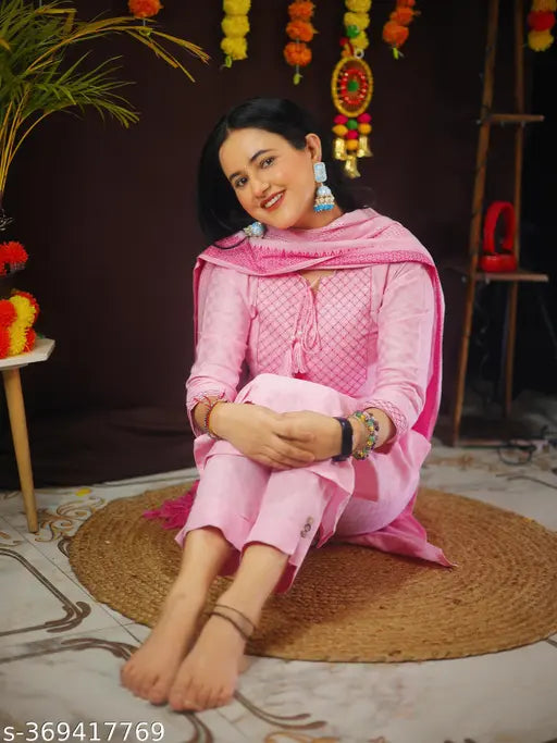 Embroidered cotton kurti set with dupatta and pants, three-quarter sleeve, India origin