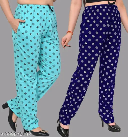 Low-rise women's pyjama pants with polka dots in blue and black fabric