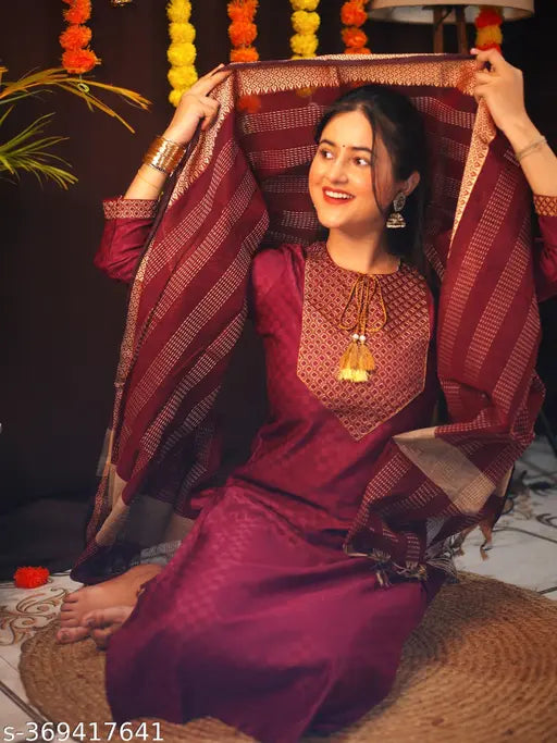 Maroon kurta pant, dupatta and jewelry, traditional ethnic women's wear