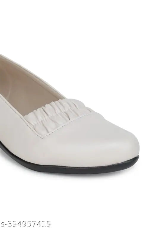 White flocki shoes with pointed toe and slingbacks