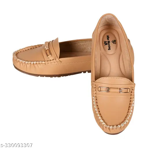Synthetic ballerinas in vibrant colors, comfortable soles and ankle loops. India-made fashionable BAILEIS for cruise style and versatile wear
