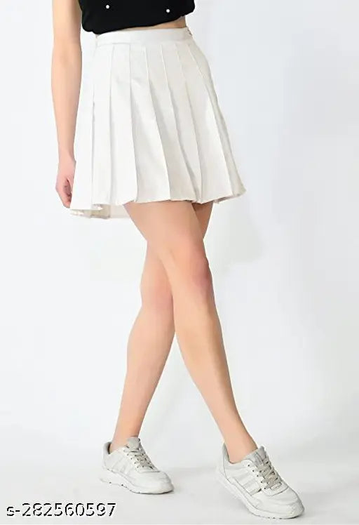 Women's high-waist pleated mini skirt, ideal for tennis or skater style, long enough to be considered stylish above the knee